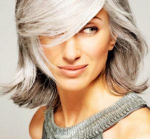 Las canas están de moda: arriba el gris plata.