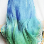 Pelo acuático: degradé en celeste y verde pastel al fondo del mar.