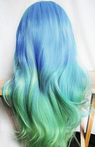 Pelo acuático: degradé en celeste y verde pastel al fondo del mar.